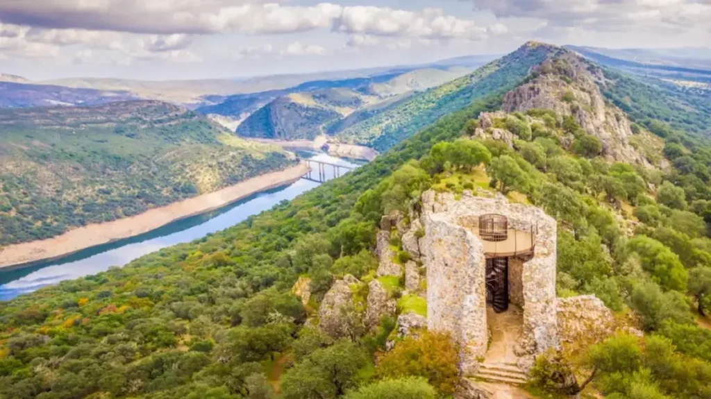 El Castillo de Monfragüe: Una Joya Medieval con Vistas Espectaculares en Cáceres