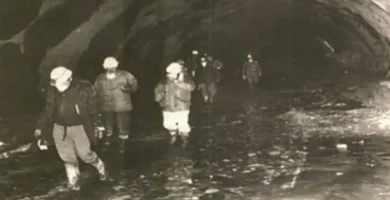 El día 15 de febrero de 1994 quedará marcado como uno de los días más oscuros en la historia del sector de la construcción en Extremadura. Una explosión incontrolada durante las obras del túnel del puerto de Miravete, en la Autovía de Extremadura (N-V), dejó un saldo trágico de cuatro muertos y tres heridos graves, conmocionando a toda la comunidad regional.