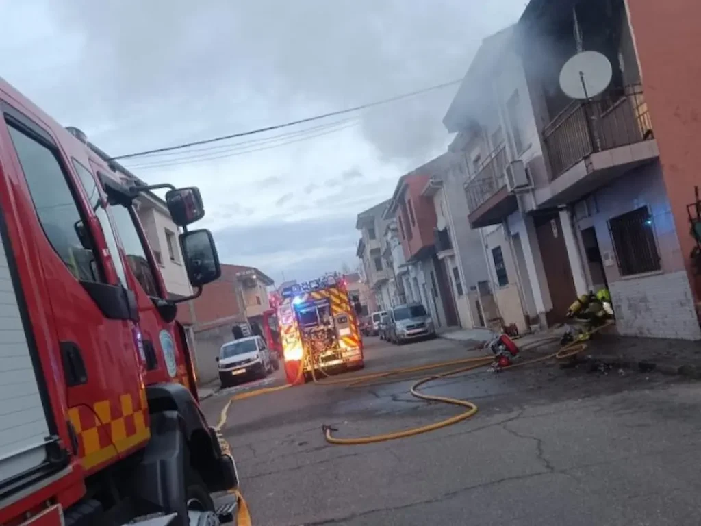 Dos afectados por inhalación de humo en un incendio en Moraleja