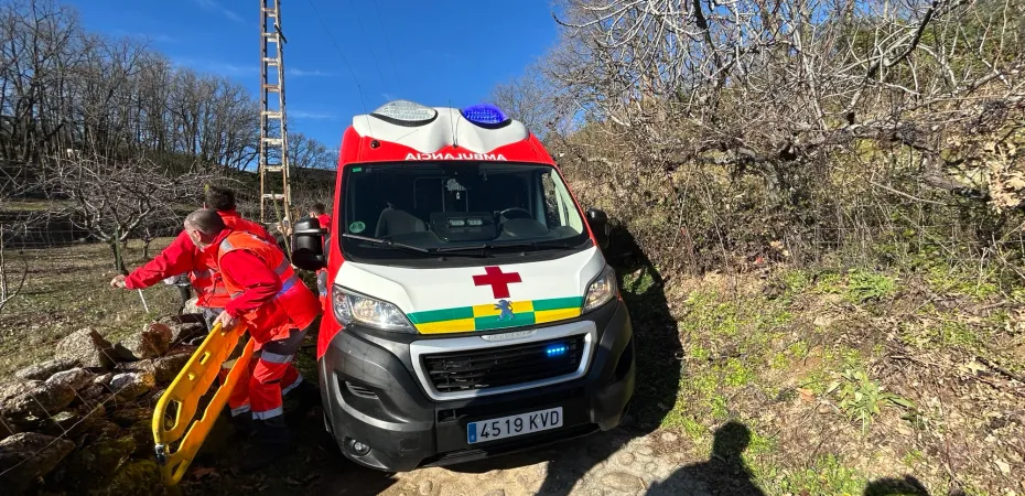 Un hombre de 55 años falleció mientras realizaba la Ruta del Emperador en La Vera. Descubre los detalles del trágico suceso y las acciones de los sanitarios que intentaron salvarle.