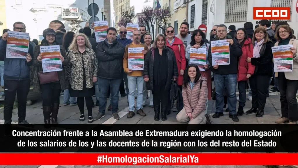 Los sindicatos entregan 8.000 firmas en demanda de la equiparación salarial para docentes en Extremadura