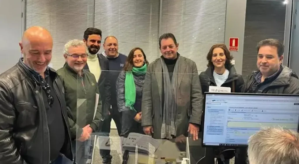 Los sindicatos entregan 8.000 firmas en demanda de la equiparación salarial para docentes en Extremadura