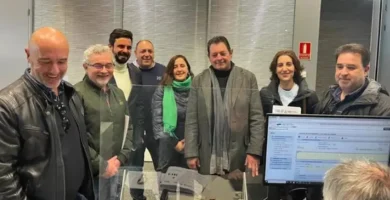 Los sindicatos entregan 8.000 firmas en demanda de la equiparación salarial para docentes en Extremadura