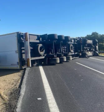 Vuelco de camión en la A-66: Corte total de la vía y desvío obligatorio en el norte de Extremadura