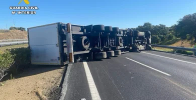 Vuelco de camión en la A-66: Corte total de la vía y desvío obligatorio en el norte de Extremadura