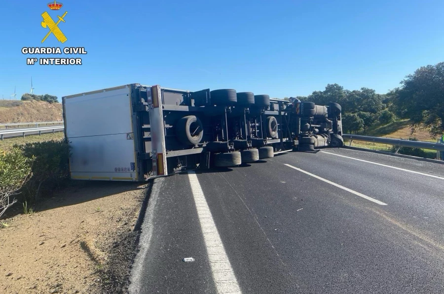 Vuelco de camión en la A-66: Corte total de la vía y desvío obligatorio en el norte de Extremadura