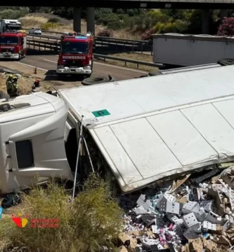 Impactante Rescate en la A-5: Bomberos Liberan a un Camionero Atrapado tras una Colisión en Villamesías