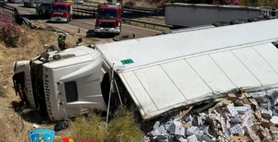 Impactante Rescate en la A-5: Bomberos Liberan a un Camionero Atrapado tras una Colisión en Villamesías