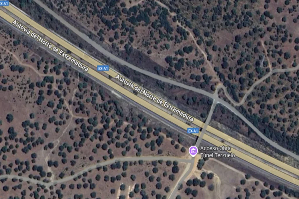 Tragedia en la EX-A1: Un Fallecido y Dos Heridos en Choque Frontal por Conductor en Sentido Contrario