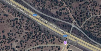 Tragedia en la EX-A1: Un Fallecido y Dos Heridos en Choque Frontal por Conductor en Sentido Contrario