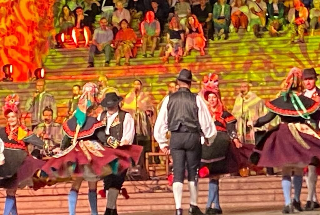 Cáceres se rinde al embrujo del folclore: un diálogo de tradiciones entre Extremadura y Portugal