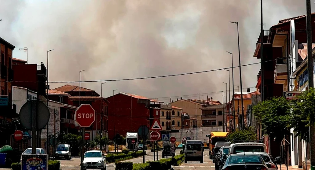 Alerta en Montehermoso: Un Gran Incendio Amenaza Viviendas y Activa el Nivel 1 del Plan Infoex