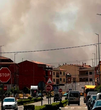 Alerta en Montehermoso: Un Gran Incendio Amenaza Viviendas y Activa el Nivel 1 del Plan Infoex