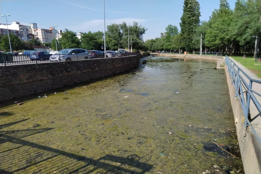 Tragedia en Plasencia: un hombre de 82 años fallece tras un accidente en el canal de baños de La Isla