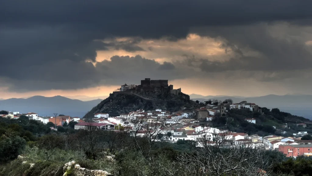 Montánchez (Cáceres): patrimonio naturaleza y jamón ibérico en Extremadura